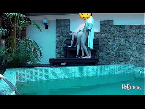 ❤️ El cap convida la criada a la piscina, però no va poder resistir-se a una calor ️ Vídeo de merda al ca.porn-mz.ru ❌️